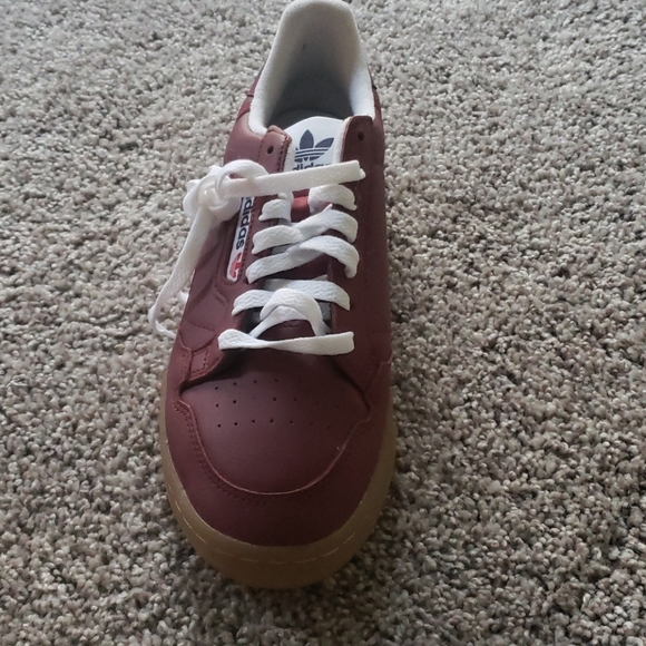 Athletic shoes - Picture 2 of 5